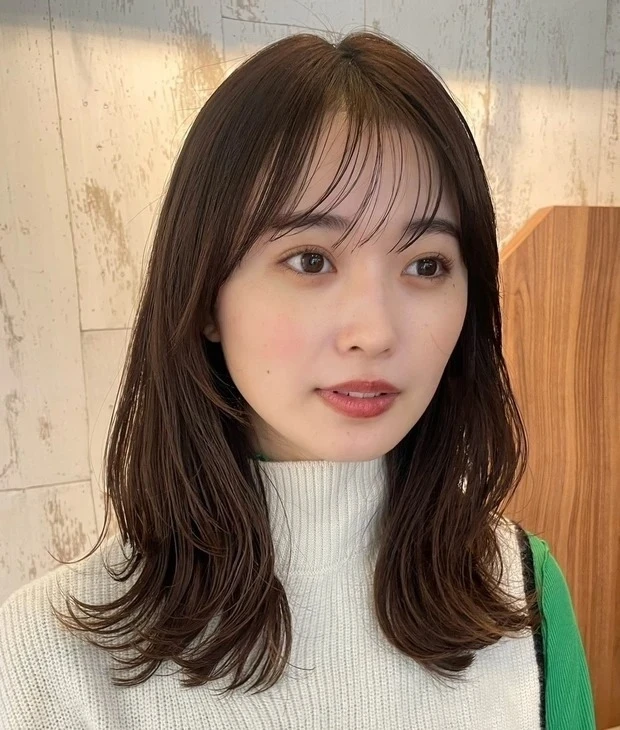 大人 おすすめ ミディアムレイヤーヘア ヘアアレンジ スタリング法 外ハネ くびれヘア