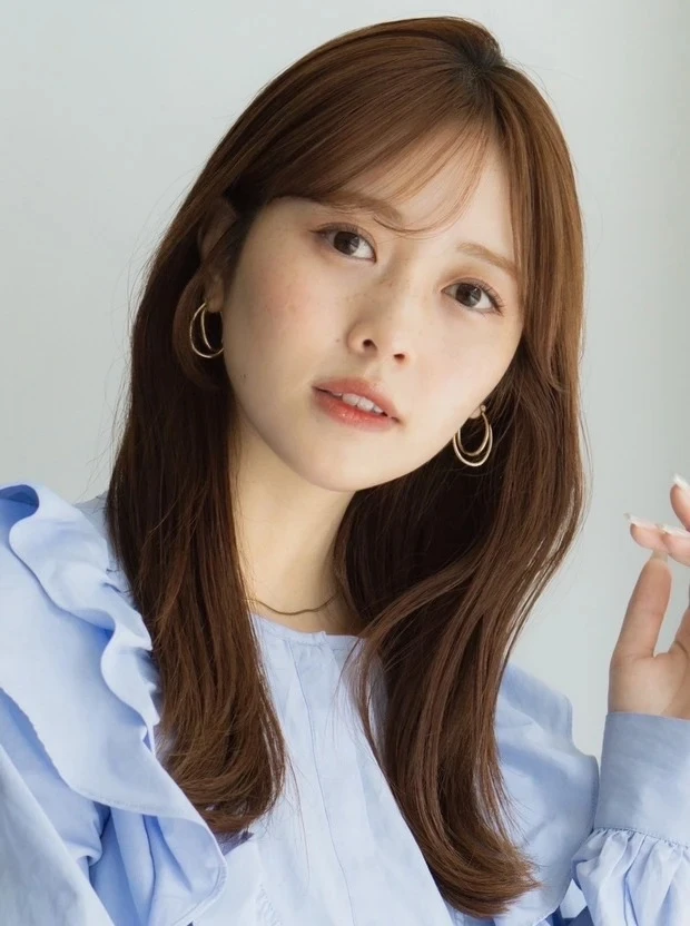 【若く見える髪型・ヘアスタイル】ロング&セミロング2選_透明感カラーで美肌も叶う! 大人の若見えセミロング