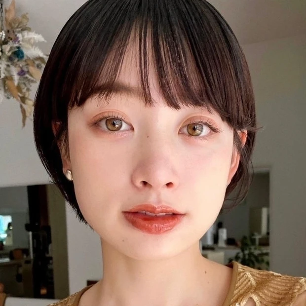 ショート 30代 40代 ヘアスタイル 暗めカラー 前髪あり