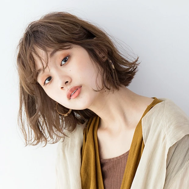 気負いのなさが心地いい、ウェーブ×グレージュカラーの無造作エアリーボブ