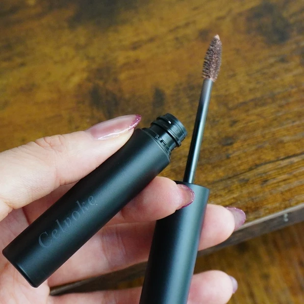 Celvokeインディケイト アイブロウマスカラ C 08 ロージィシナモンの物撮り