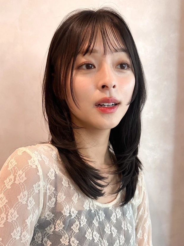 ヘアカタログ ミディアム ミディアムヘア レイヤー 前髪あり サイド