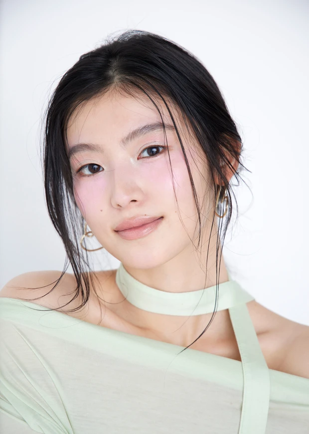 ヘアメイク辻村友貴恵さんの春メイク、大人の白みメイク、ミルキーニュアンスメイク