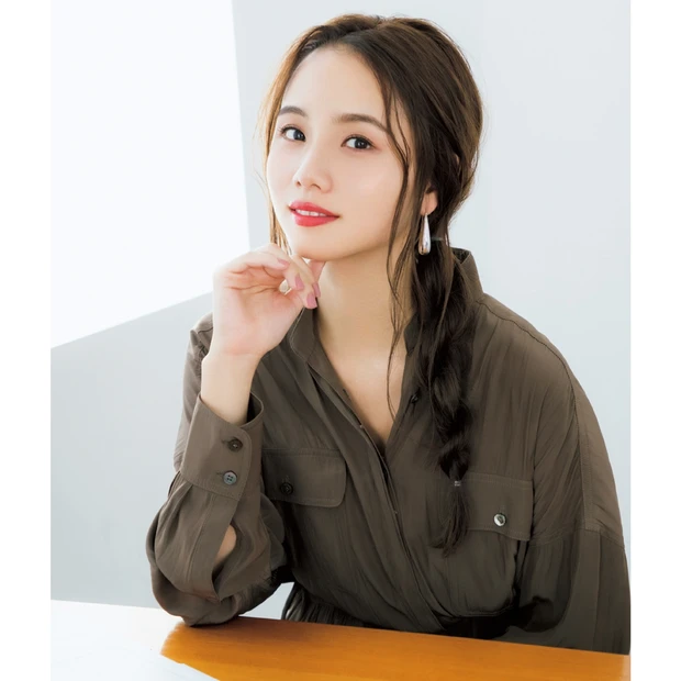 おくれ毛&毛束ねじりがポイント