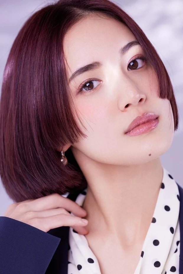 【4位】【ブルベ冬】好印象な初対面メイク|持ち前の存在感に軽やかさをトッピングして好感度アップ