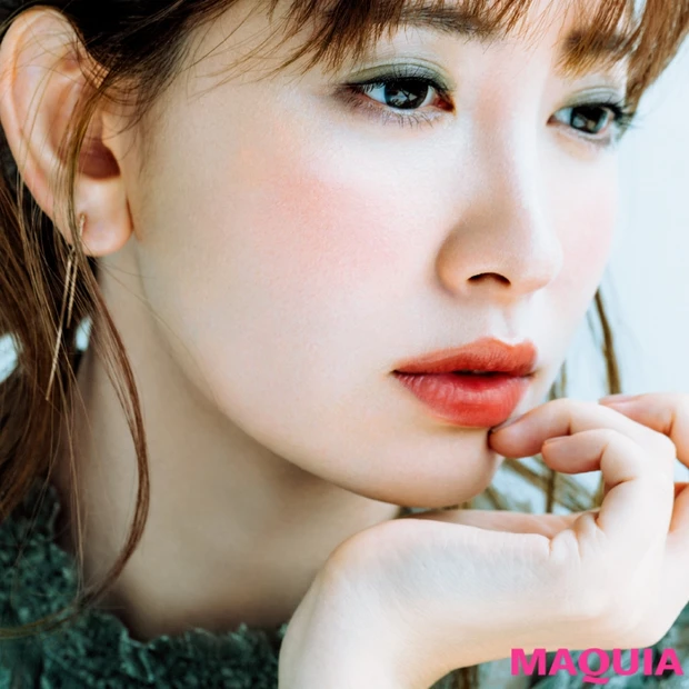 今っぽさが漂う洒落顔に! こじはるが纏う最旬カーキグレイEYE