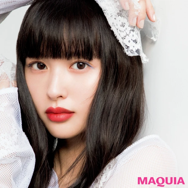 鈴木えみさんから読者へ! 春メイクは“朱赤リップ×水色ライン”が涼やかで…