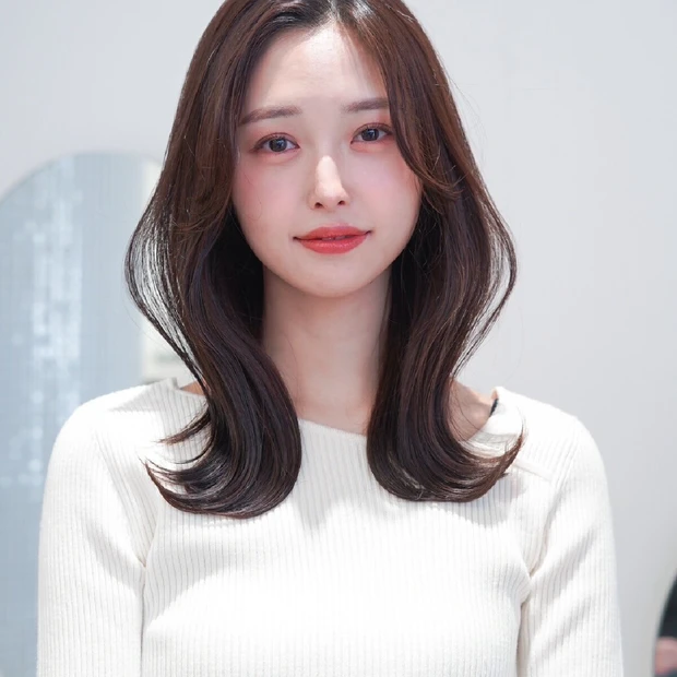 【くびれミディアム】韓国風S字バング×レイヤーで小顔見せ！大人に似合うき…