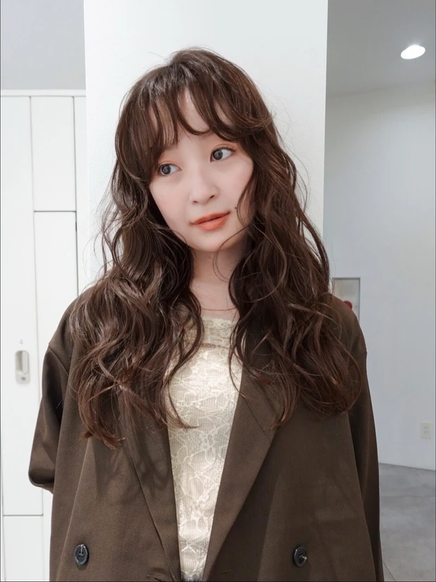 髪型　ロング　ウェーブパーマ　スタイリング簡単　前髪あり　スタイリング