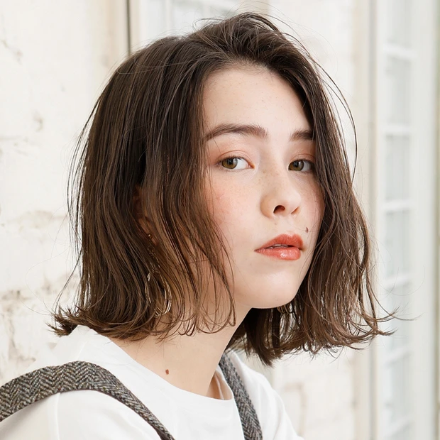 大人にちょうどいいルーズ感! キレイめカジュアルなワンレンウェーブボブ