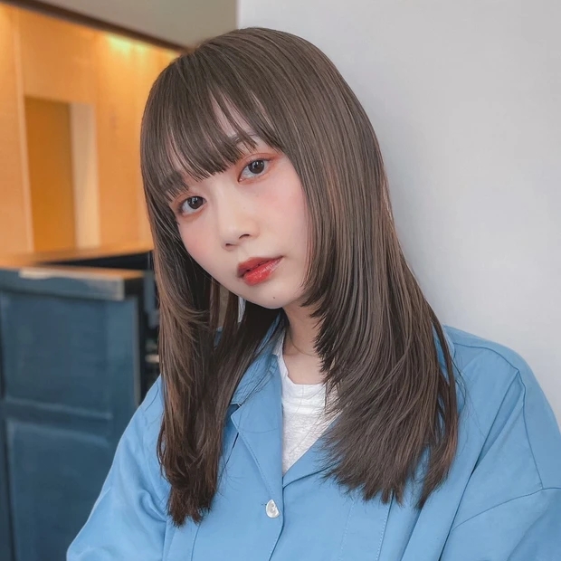 【アッシュグレージュ】韓国風レイヤー×ストレートの質感が今っぽい！ 抜け感ミディアムレイヤー