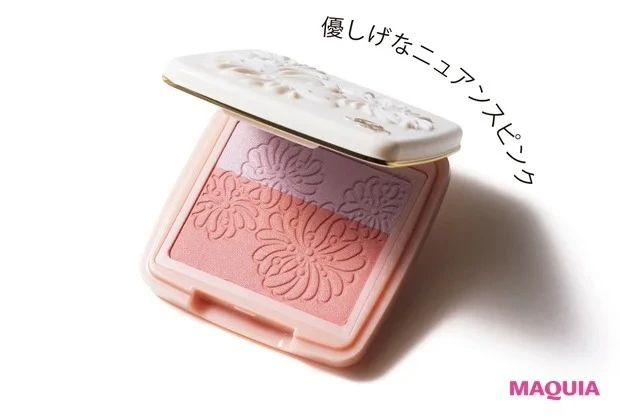 【大人のピンクメイク】肌と一体化する淡ピンクヴェールのチーク_プレスト ブラッシュ 02￥2750、コンパクト別売り￥1100／ポール & ジョー ボーテ