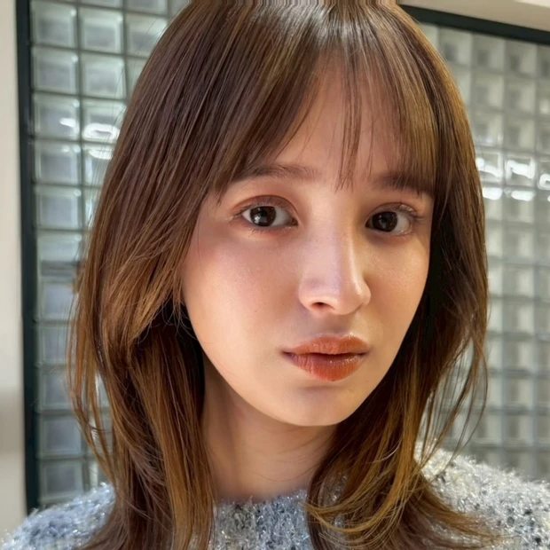 【くびれミディアム】ひし形シルエットで小顔見え! 骨格補正も叶う大人のヘアスタイル