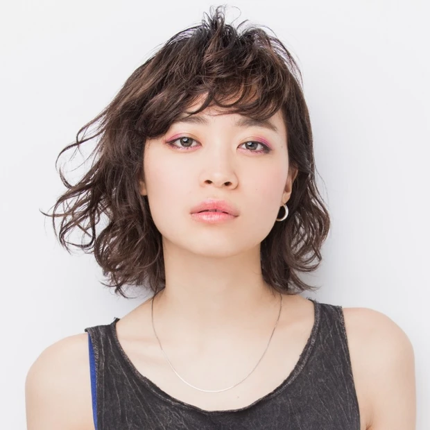 ウェット感で大人っぽく！ 大胆な前髪カールのアンニュイボブ