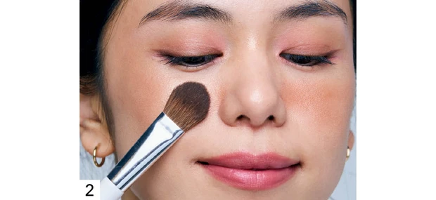 シワを取るハイライトの入れ方 ステップ2 ブラウンを頬の内側に重ねる