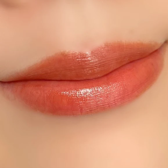 リップカラーシールド 02オランジュベージュ スウォッチ