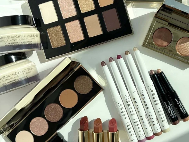 【クリスマスコフレ2025】ボビイ ブラウンのホリデー限定品をスウォッチ！使いやすいカラーが揃った多色パレットに注目