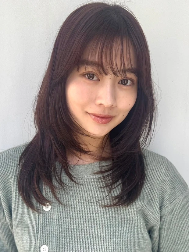 ヘアカタログ セミロング セミロングヘア 前髪あり 正面