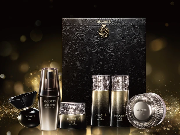 コスメデコルテ55周年記念の超豪華コフレが登場！ 高濃度リポソーム美容液を含む全6品入り【クリスマスコフレ2025】