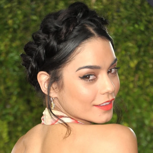 涼しげアップヘアは三つ編みをプラス！ 洗練された大人女子の可愛さ＆こなれ…