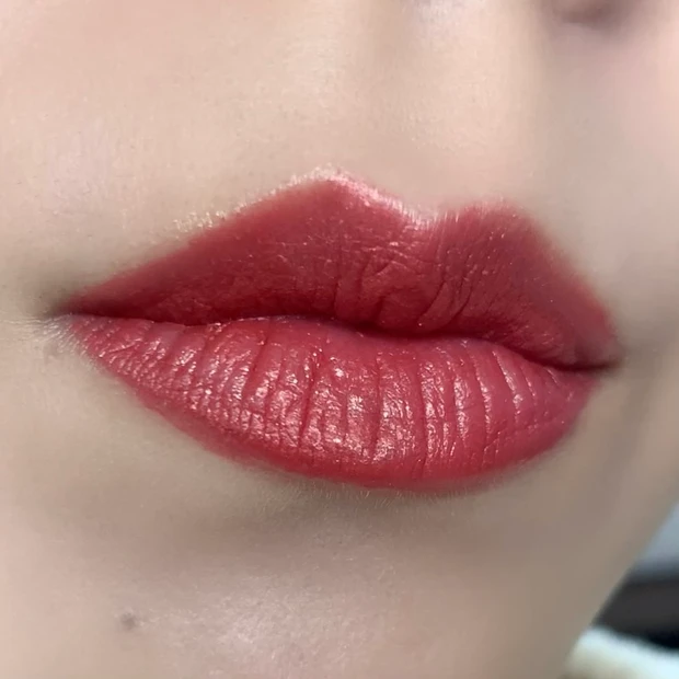 720スペクタキュラーアイコン リキッドルージュのみ塗ってみた