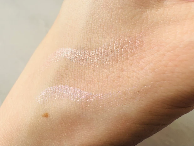 うるみリキッドライナーのWon01 あざモテピンクとWon02 クリアスイートピーのスウォッチ