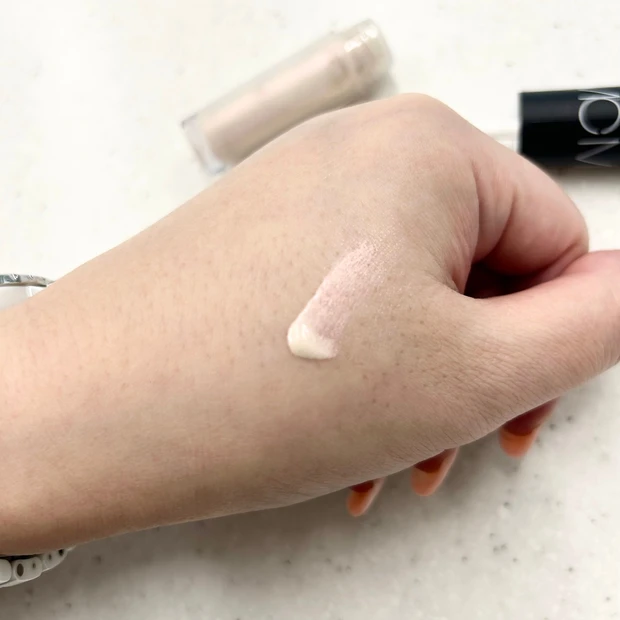 ピンクの発光で多幸感メイク。MiMC「ミネラルリキッドリーシャドー 09 プリズム」【マキアエディターズの「オッス!推しコス」】_2