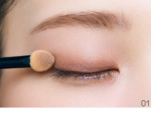 【2025年秋 アイシャドウ】対極質感(マット×グリッター)で透明感増し 手順1