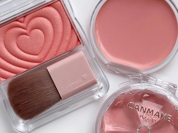 【春コスメ2026】キャンメイクの春新色チーク2種を全色スウォッチ！ コーラル＆ピーチの春らしいカラーが登場