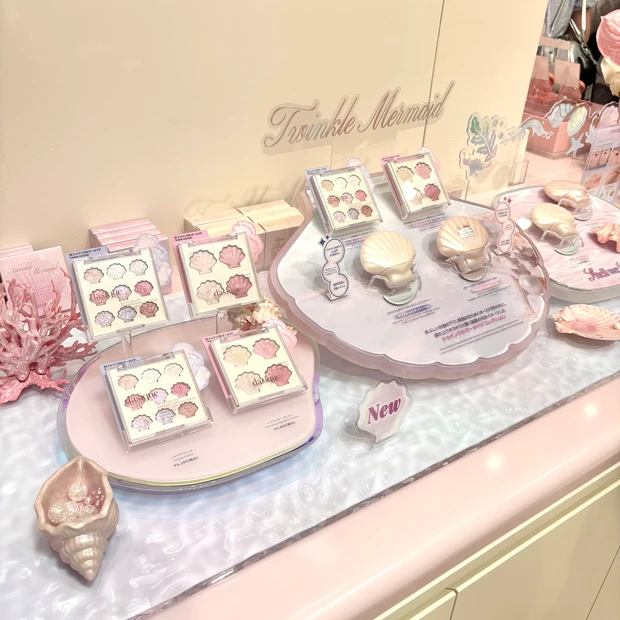 デイジーク店内のディスプレイとコスメ陳列