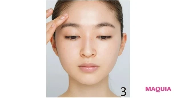 ファンデーションを額に伸ばす様子