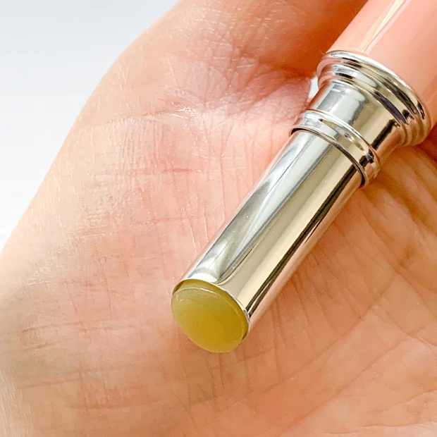 手のひらに塗ったDHC薬用リップクリーム。無色で膜感のあるやや柔らかいテクスチャー。