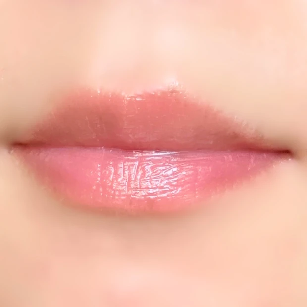 from2aN(フロムトゥーエーエヌ))「ミニグレイズバウンシングティント 202 ピーチデュー」を唇に塗った仕上がりイメージ