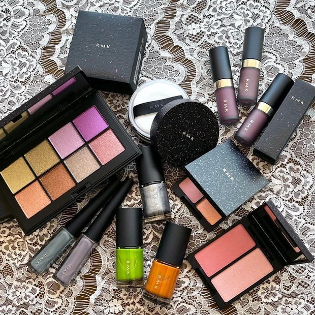 【6位】RMKのホリデーコレクションをスウォッチ！ 新質感が加わったアイパレットなど限定カラーに注目【クリスマスコフレ・ホリデー限定品2023】