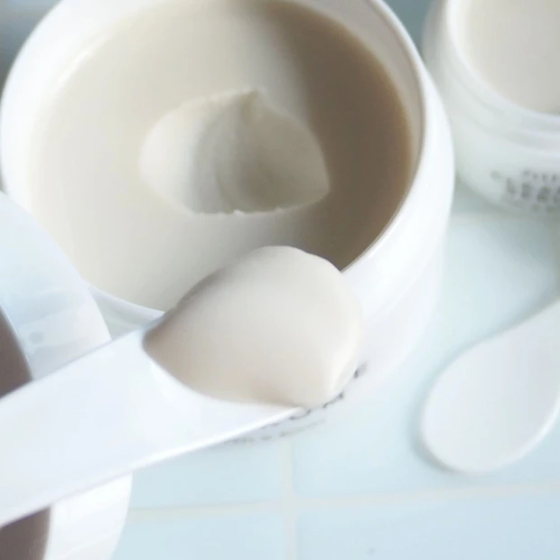 「デュオ クレンズセラム ピール＆ブースト」のテクスチャー