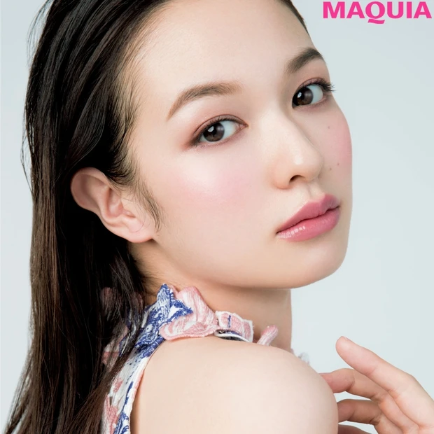 透明感を高めるピンクをまとって。ふわっと春めく犬木愛流・ワントーンメイク