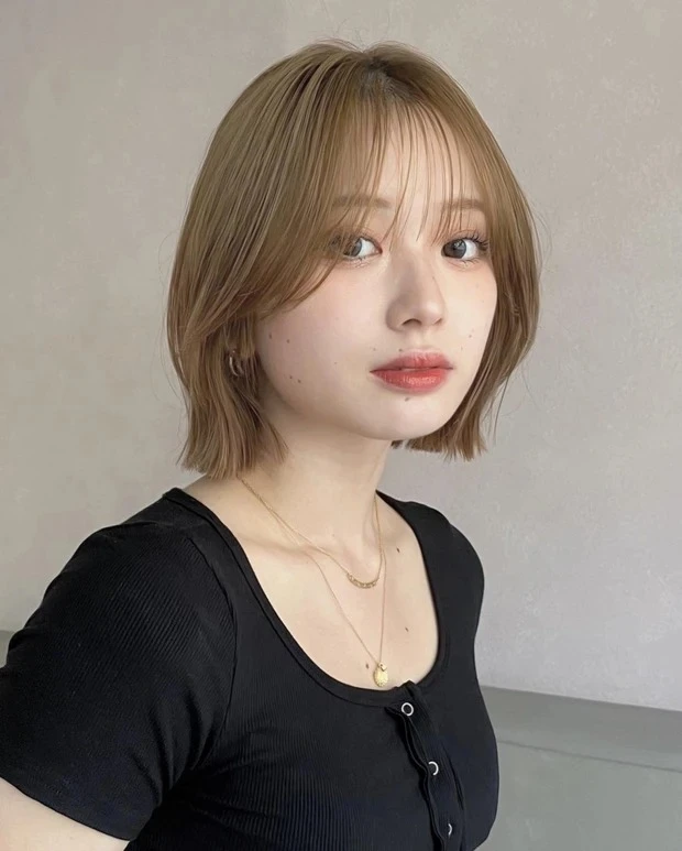 Un amiの髪型・ヘアスタイルまとめ_ボブヘア_【垢抜けハイトーンボブ】顔まわりレイヤー✕ベージュカラーでスタイリッシュな印象に!柔らか質感のくびれボブヘア