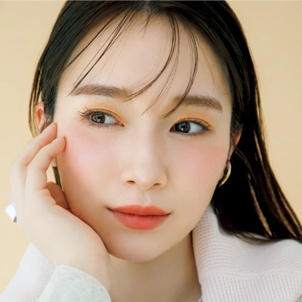 守屋麗奈さんが魅せるベージュトップス×メイクのバランス学。アイパレ&リップの最強方程式とは？