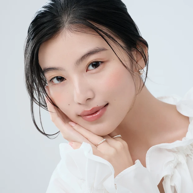 【2025年秋の多幸感メイク】中野明海さんがレクチャー！『エトヴォス』の限定下地「マカロンピンク」はこう使う