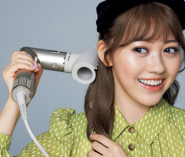 君島幸季さんがShark FlexStyle マルチスタイリング ドライヤーHD434Jを使用している様子