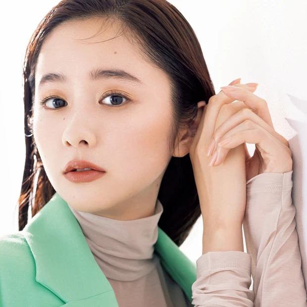 堀田真由さんが選ぶ春リップ3選。綺麗色の服には赤み系リップで抜け感を