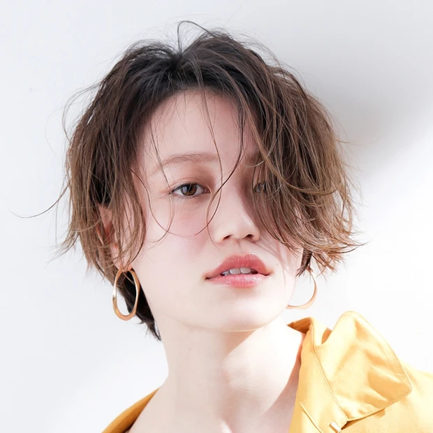 揺らぐような束感とスキマで仕上げる、ほんのりセクシーな大人ショート