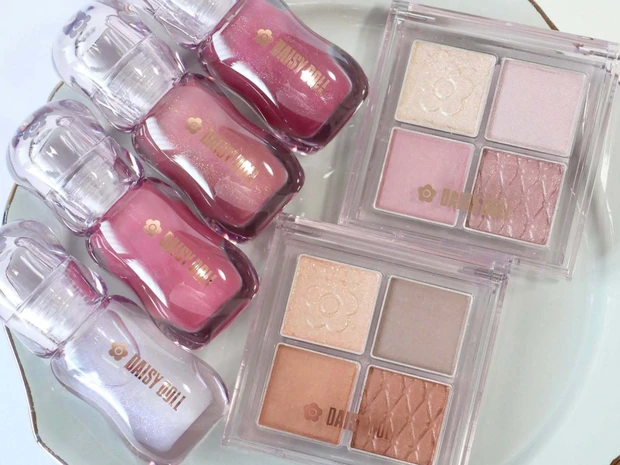デイジードールの蜜リップ＆こっくりカラーのアイシャドウをスウォッチ！ 秋らしい新色が満載