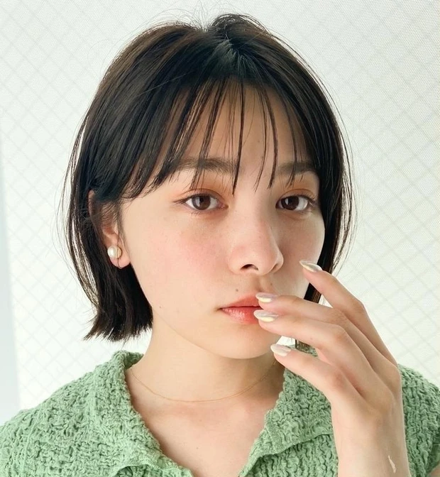 ボブ　30代　40代 ヘアスタイル　暗めカラー　前髪あり