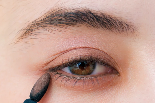 ピンクのアイパレットで作るおすすめピンクメイク5選_2.「温もりピンク」の陰影で柔らかな色気を演出するピンクメイク_3