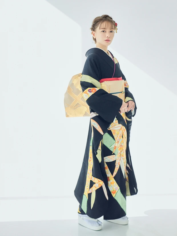 山本舞香さんが現代柄の着物を引き立てる、ねじりサイドシニヨンに挑戦