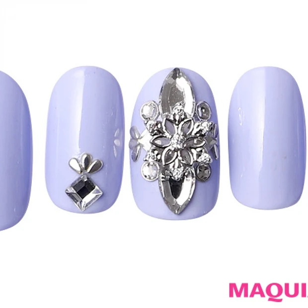 氷のようなクリアな輝きが、ゴージャスに瞬く「インパクトビジュー」ネイル