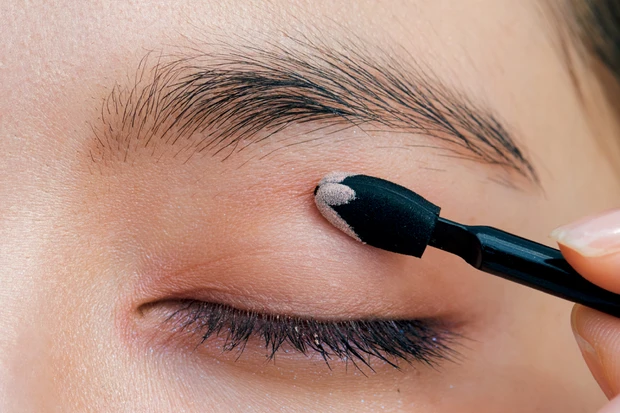 ピンクのアイパレットで作るおすすめピンクメイク5選_4.「ピンク」をミニマム塗り! すっきり美人アイのピンクメイク_2