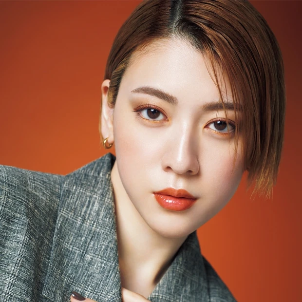三吉彩花さんは“ツヤ質感”が気分！ ベスコス受賞コスメでセルフメイクにTRY【MAQUIAベストコスメ2022下半期】