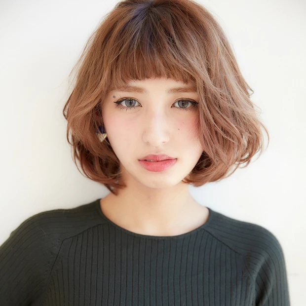 ショートバング×リバースカールで差をつける、高感度カジュアルボブ